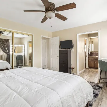 Private Hilltop Haven - Hot Tub/Game Room — 10mi to Beach & Legoland