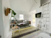 Charming and Bright Cottage with Salt Water Pool