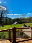 Twin Oaks: Close to Town! Mtn Views! Hot Tub! - 3-Star
