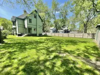 Queen Victorian Home, Walking distance to downtown Hotels in Adrian