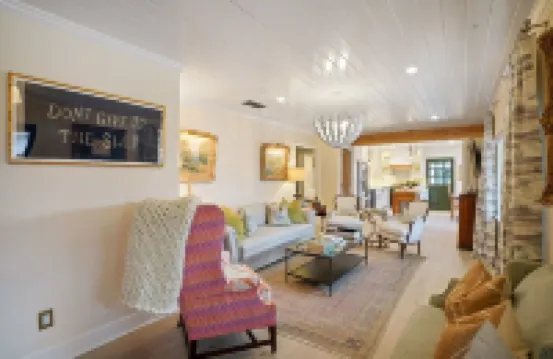 Le Hibou Blanc (B) - Fairhope: Laid-back Sophistication