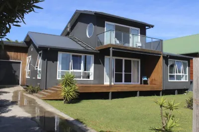 Ocean views! Walk across road to beach! Relaxing beach house flooded with light!