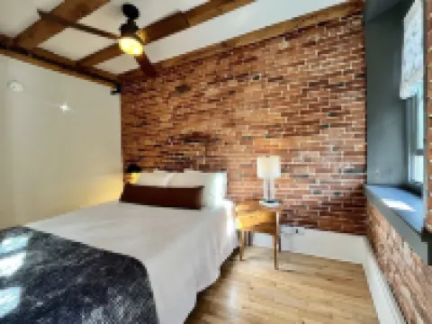 Lovely 1-bedroom in downtown Portsmouth steps to everything! Hotels in 