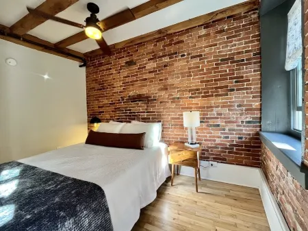 Lovely 1-bedroom in downtown Portsmouth steps to everything! Отели рядом с достопримечательностью «St. John's Episcopal Church»