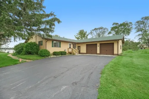 4B Lakefront home off M22 with access to Lake Michigan! Hotels in Onekama Township