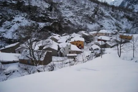 Cottage (full rental) El Colladín for 9-10 people Отели в г. Tielve