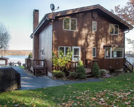 Just Us - Private Waterfront Home on Seneca Lake. Dog Friendly! Hotels in Starkey
