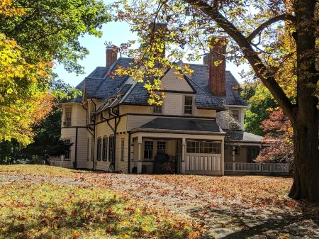 5 bdrm Victorian, built in 1881-With 21 rooms, on a hill on 4 VERY private acres Отели в г. Нью Виндзор