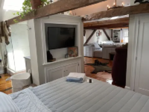 200 yr old Historic Farmhouse in Walkable City Neighborhood - 35 min to Saratoga