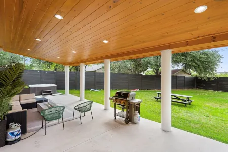 Luxury Modern 5BR w/ Hot Tub, Huge Patio & Yard. Mins from Downtown Austin! Отели рядом с Аэропорт Бергстром