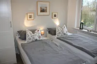 90 sqm sunny apartment with garden use Hotels in Vollerwiek