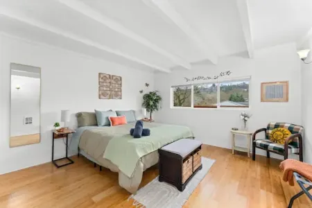 Pool/Hot Tub/75 inch TV/1000mbps/Brand New