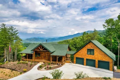 Luxury Family Lodge w/Amazing re-Views/Game Room/Hot-tub/Pool/10 min2Cades Cove