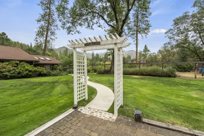 Rogue River frontage: private deck & hot tub, exciting interior, river dock, FUN
