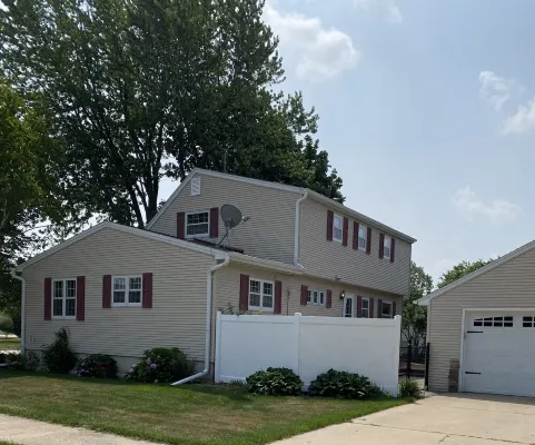 3 bedroom/2 bath home; close to EAA. Large kitchen and outside deck area.