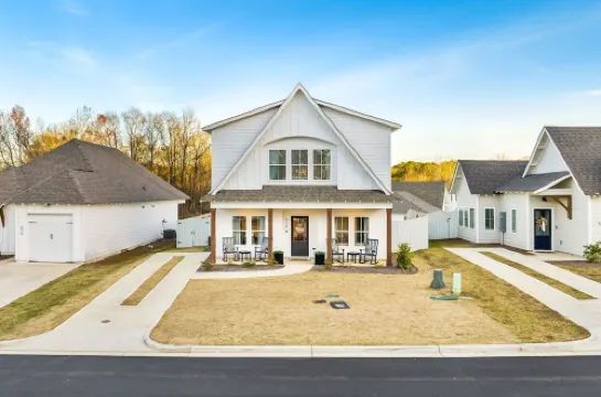 Warm Welcoming Home 1.7 Miles to Auburn University! Fire Pit!
