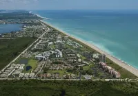 Beach paradise foundHeavenly Views” 1/1 villa steps away from beach and pool.
