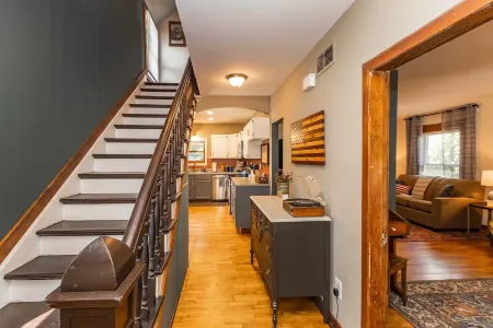 2 King Beds! Center of town! Pet friendly Отели в г. Манхэттен