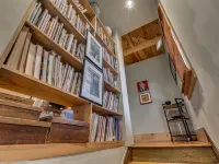 Downtown Carriage House Studio : Dream under Vaulted Ceilings