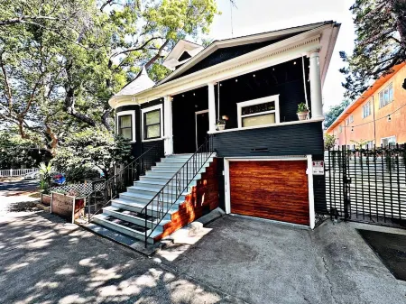 Victorian Vibes - Downtown Delight Отели рядом с достопримечательностью «McClatchy Library»