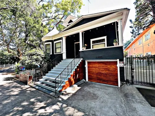 Victorian Vibes - Downtown Delight