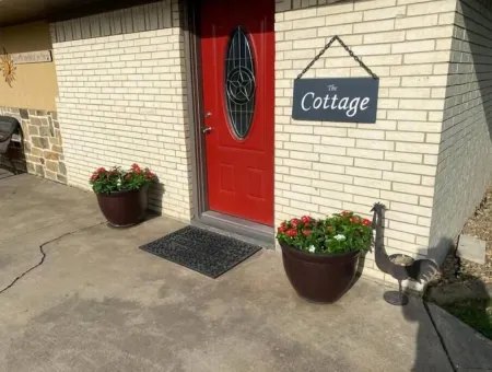 Cozy Cottage on 7 acres Отели в г. Хант