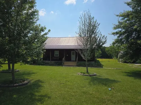 Quaint cabin with AC in Weaubleau
