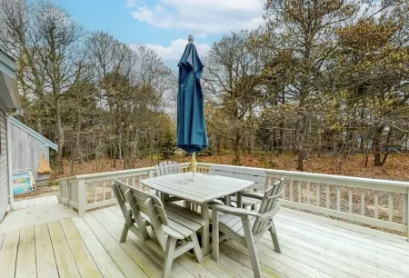 Wood Duck Retreat, minutes from Beach and Pond! On bike path Отели в г. Истам