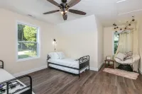 Cottage Escape- Lake Tomahawk,FirePit,Near Downtown Black Mountain, Hot Tub