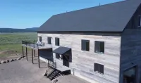Cabin in Island Park; near Yellowstone, Water Views & Outdoor Sports! Hotel dekat Harriman State Park