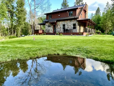 Riverfront Luxury Cabin With Pond And Hot Tub Hotels near Calvary Chapel Bitterroot Valley