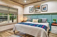 Lux Cabin w/Heated Pool/Hot Tub/ Fire Place/Theatre Rm/Game Rm/5 miles to Prkwy