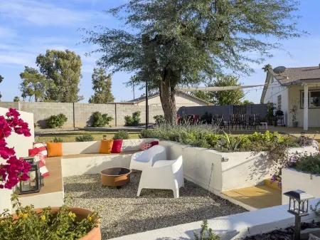 Garden House with 2 Kings, Playroom, and Pool! Отели в г. Чендлер