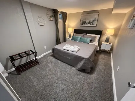 Private Hot Tub, Home Theater, Pool Table! Отели рядом с достопримечательностью «Парк Хоскинсон»