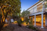 Minimalistic Garden Level 1B/1B  Victorian Cottage in Alameda Hotels near The Red Door Art Alley & Gallery