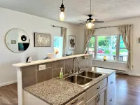Serene bungalow: Modern Comfort near the Hospital, Power Plants and Campus Hotels in Oswego