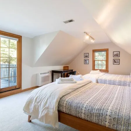 Spacious Getaway Close to Newport & Beaches