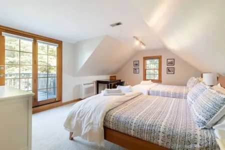 Spacious Getaway Close to Newport & Beaches Отели рядом с достопримечательностью «Публичная библиотека Мидлтаун»