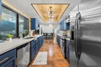 3 bed home with Luxury Hot Tub, Deck, Wifi and Arcade Games