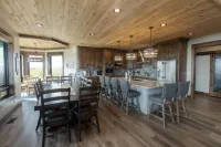 Elegant Grand Cabin w/ Hot Tub