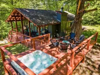 Charming cabin with  hot tub  & breathtaking views.