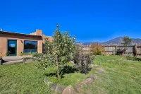 Taos Raven House, gorgeous mountain views between Taos Ski Valley and Taos Plaza