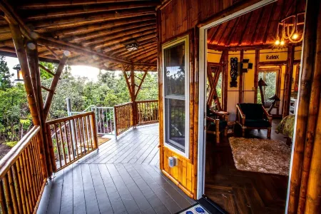 Bamboo Treehouse for 2 Near Volcanoes National Park