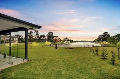Casa Del Lago, Waterfront spacious living. Hotels near Tailem Info Station