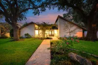 Designer Dallas Oasis!Central Location!Pool! BBQ! Firepit!Minigolf!