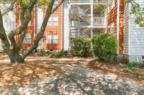 Cheerful Sound Side Condo