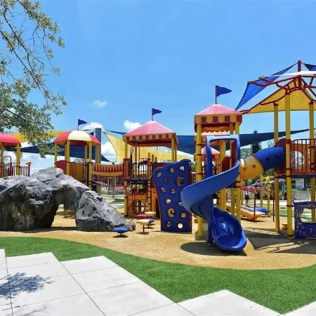 Tropical Heart Villa is Walking Distance to Downtown and a 5 Min Drive to Beach!