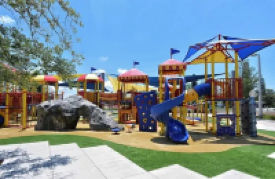 Tropical Heart Villa is Walking Distance to Downtown and a 5 Min Drive to Beach!