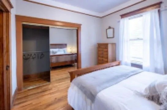 Historic Olde Town/ Dogs/Kids/Red Rocks/Rocky Mtns/Light Rail to Denver