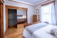 Historic Olde Town/ Dogs/Kids/Red Rocks/Rocky Mtns/Light Rail to Denver